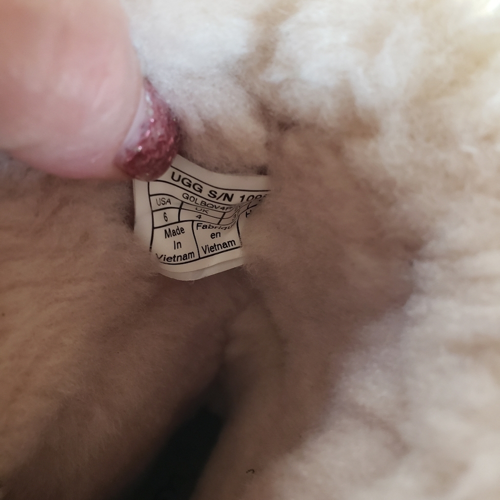 Uggs - Picture 6 of 8